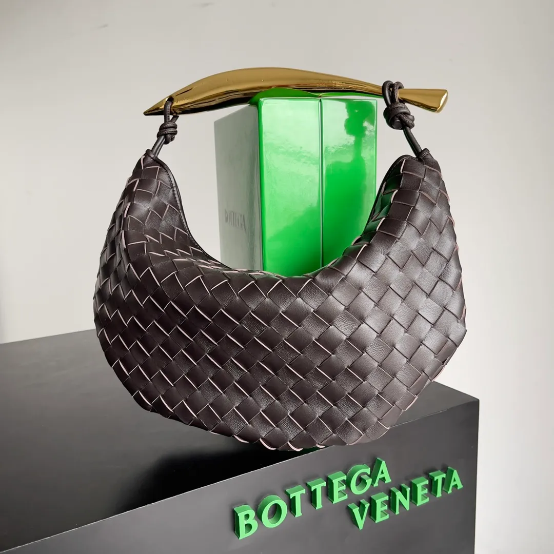 Batch 1760, ready for sale. Inspired by the 20th century modern sculptor Brancusi's work "Birds in the Sky". Muse brass handles, unique craftsmanship, make each handle unique, thus reflecting the precious sense of sculpture. Carrying Sardine in hand creates a high-end and modern look! The Sardine handbag uses Intrecciato weaving to highlight the inheritance of the brand's craftsmanship. The handle design forms a strong contrast and presents an artistic design concept. The finishing of the Muse brass decorative layer is completed by multiple processes. The exquisite craftsmanship makes each handle unique. Style number: 7468 Size: 33*3*24cm